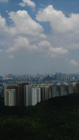贵阳城市蓝天白云天际线竖屏航拍