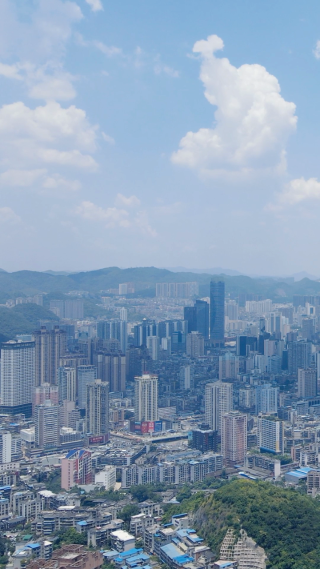贵阳城市蓝天白云竖屏航拍