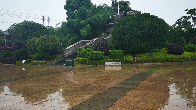 雨天石板台阶行人行走