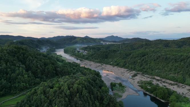 航拍依山傍水美丽乡村