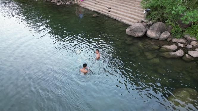 航拍夏日河中游泳