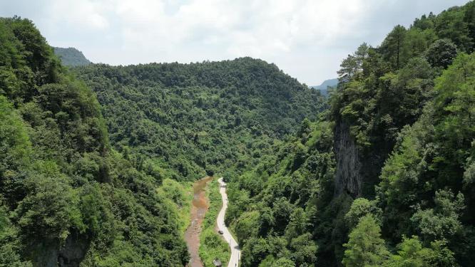 航拍大山山谷公路