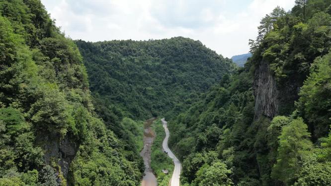 航拍大山山谷公路