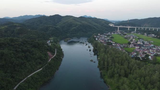 航拍依山傍水美丽乡村
