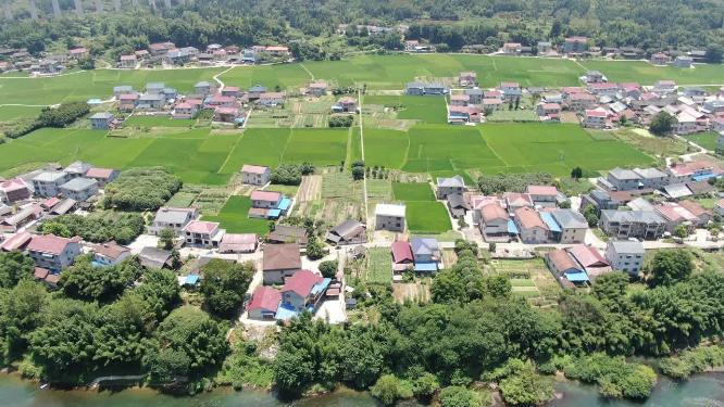 航拍依山傍水美丽乡村