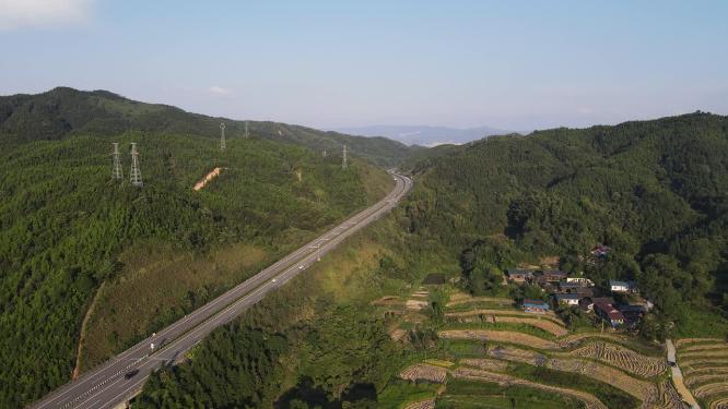 航拍大山中的高速公路