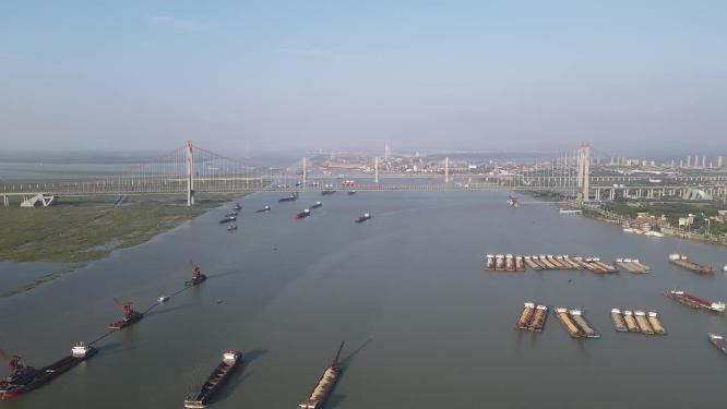 航拍湖南岳阳洞庭湖水运货运船只