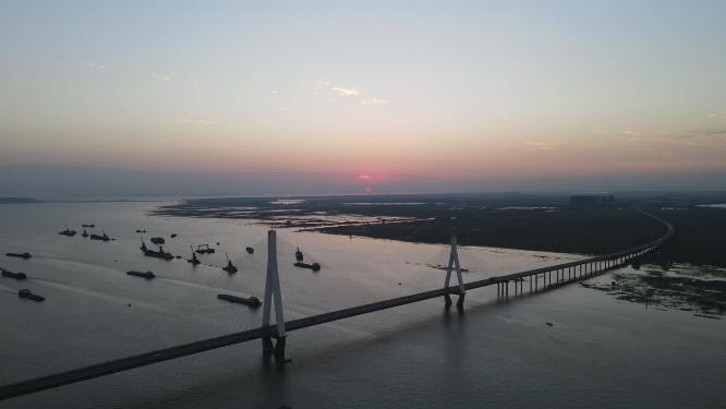 湖南岳阳洞庭湖大桥日落晚霞