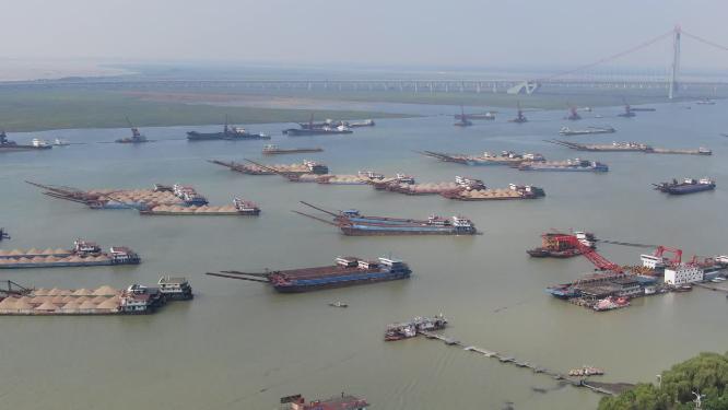 航拍湖南岳阳洞庭湖水运货运船只