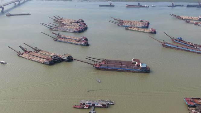 航拍湖南岳阳洞庭湖水运货运船只