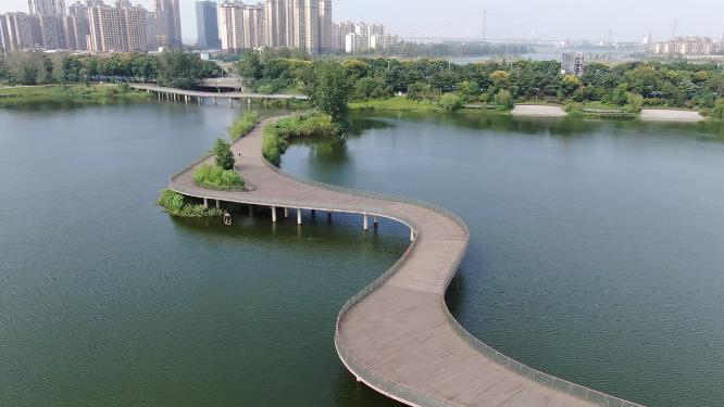航拍岳阳南湖公园湖面观光走廊