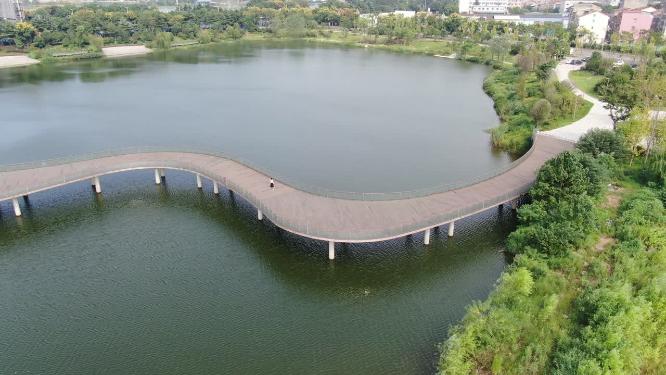 航拍岳阳南湖公园湖面观光走廊