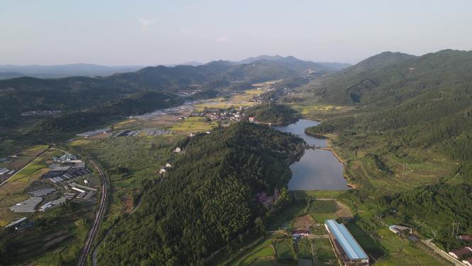 航拍秋收美丽乡村田园
