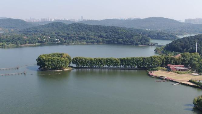 航拍湖中唯美步道
