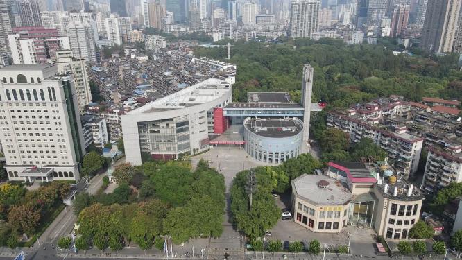 航拍湖北武汉市青少年宫