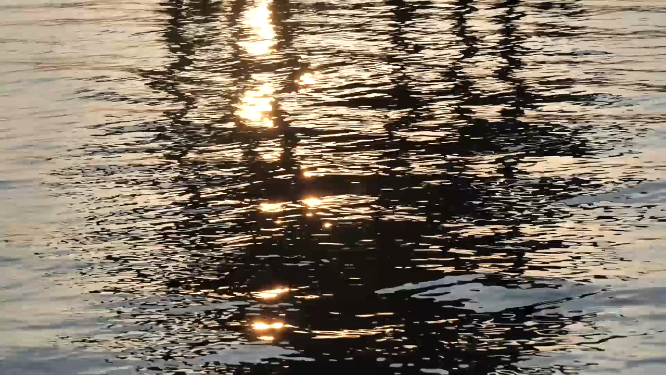 慢速度拍摄阳光倒影下的水面