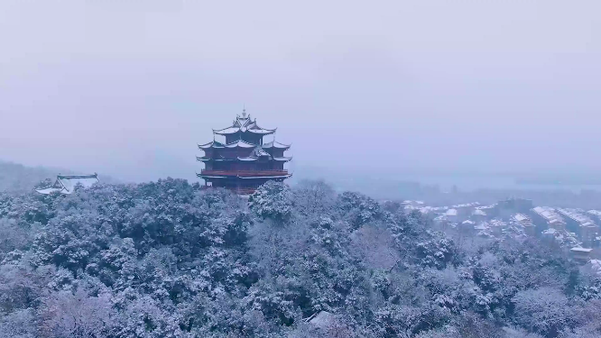 杭州吴山城隍阁景区冬天雪景4K航拍视频素材
