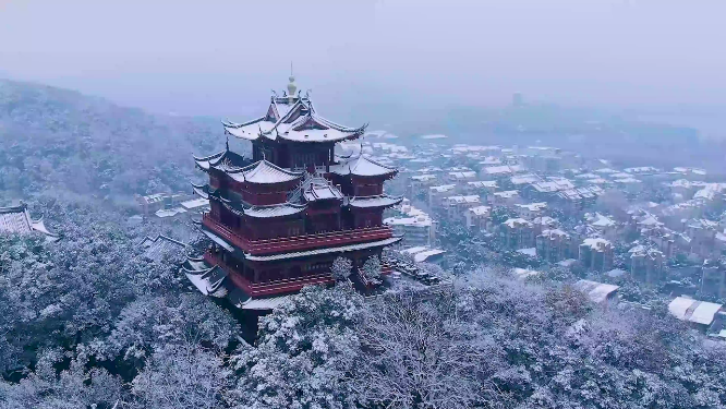 杭州吴山城隍阁景区冬天雪景4K航拍视频素材
