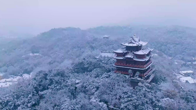 杭州吴山城隍阁景区冬天雪景4K航拍视频素材
