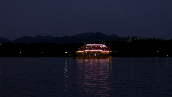 杭州西湖雷峰塔夜景水面倒影4K视频素材