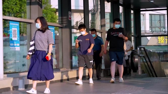 武汉商业街地铁站人流出入地铁站