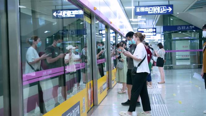 武汉地铁站疫情期间人流进入车厢上下班