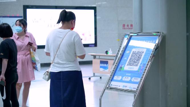 武汉地铁站行人通过安检口进站乘车