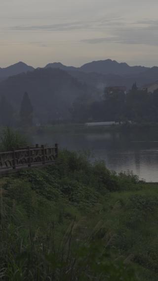 建德市下涯镇古风山水划船江面雾气蒙蒙