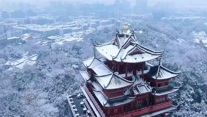 杭州吴山城隍阁冬天雪景航拍视频素材