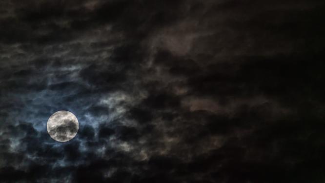 中秋夜晚天空中快速运动的云与月亮