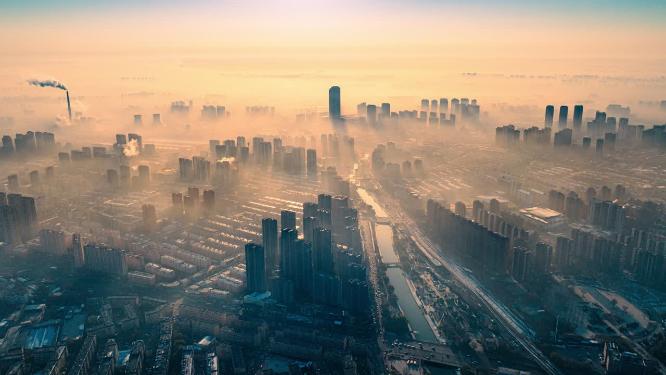 中国辽宁沈阳城市平流雾云层中的阳光航拍