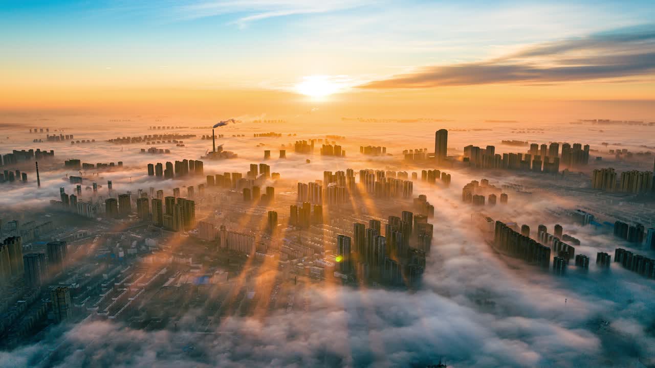 中国辽宁沈阳城市平流雾云层中的阳光航拍