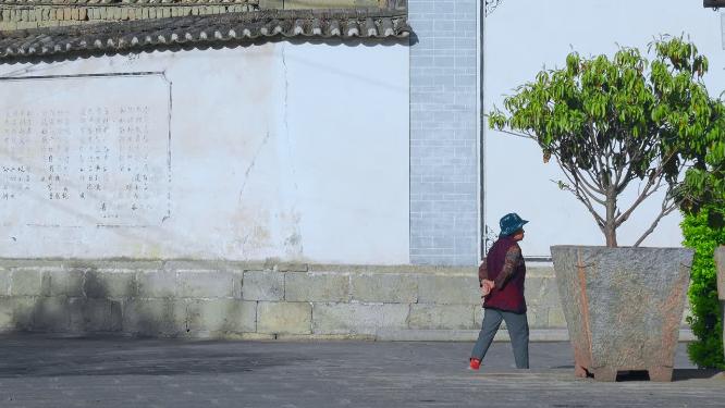 老人视频云南大理喜洲街道漫步的孤独老年人