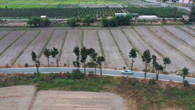 乡村公路上行驶的汽车