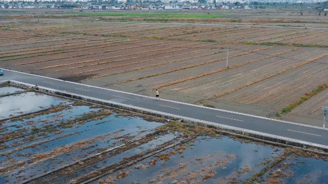 喜洲田园旅游公路航拍男子晨跑