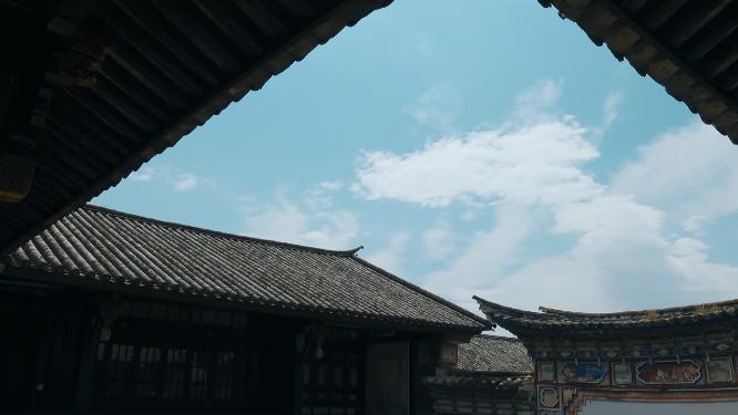 传统四方屋檐下仰拍蓝天白云