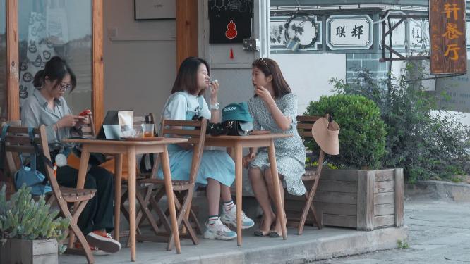 街边餐厅美女交谈