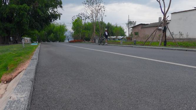 公路骑自行车的人