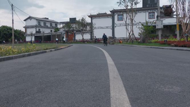 马路上骑自行车人群