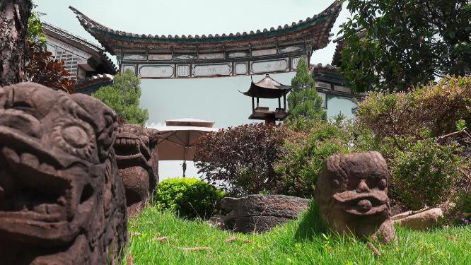 传统建筑高墙石狮子雕像