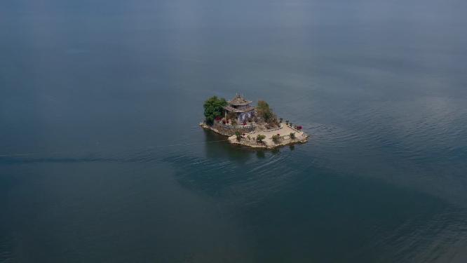 湖中小岛特写航拍