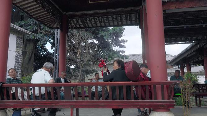 凉亭人群演奏