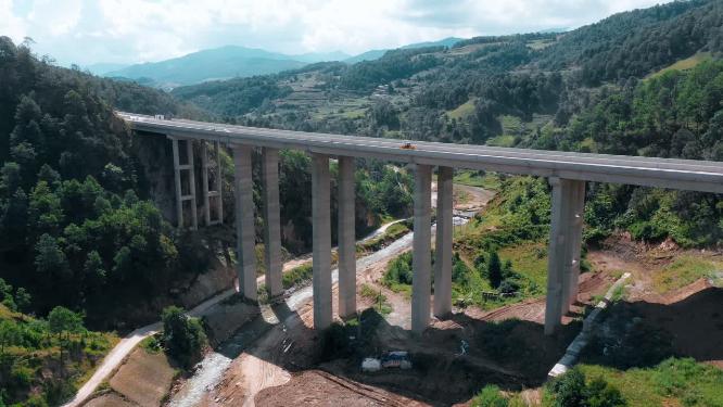 云南山区高速公路高架桥建设工地