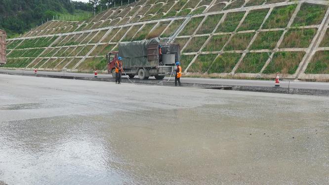 高速公路喷洒水泥浆稳定路面
