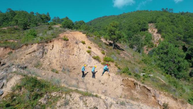 地勘测绘队员翻山越岭地质勘探测量