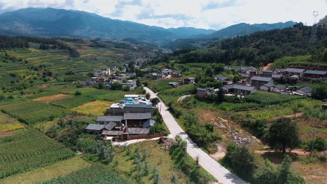 山区农村视频云南农村民居小路