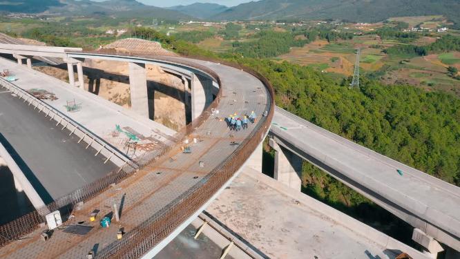 高速公路建设者在工地行走