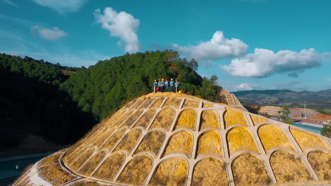高速公路建设者登高远望远景