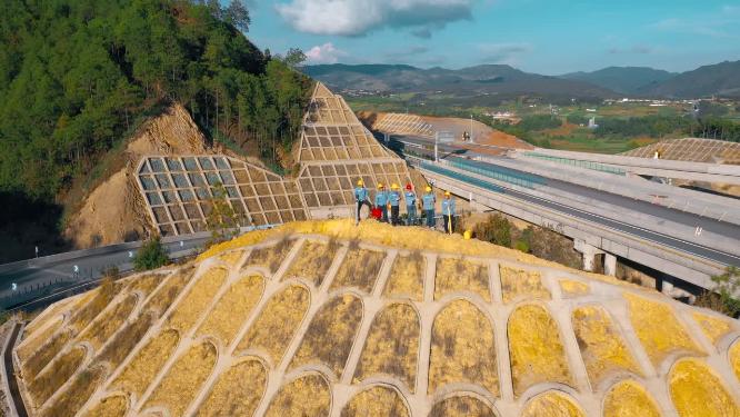高速公路建设者登高远望远景