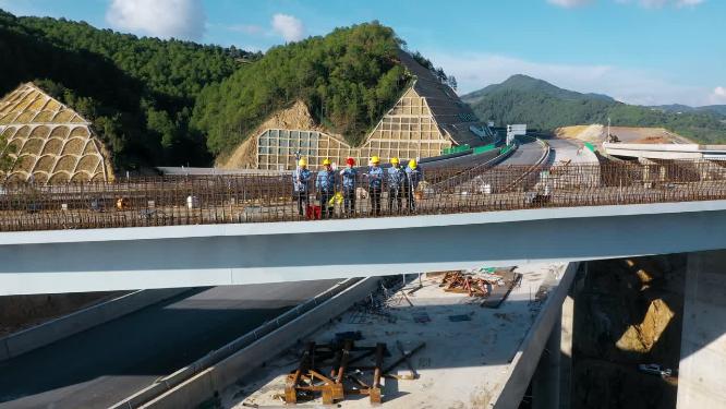 高速公路建设者航拍远景